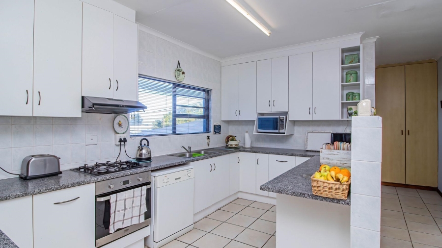 4 Bedroom Property for Sale in De Kelders Western Cape